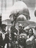 الجنود الصهاينة يدنسون قبة الصخرة في قلب المسجد الأقصى لدى في 1967م احتلالهم البيت المقدس